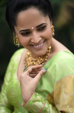 Anchor Anasuya Pics: అనసూయ అందాల వల.. రంగమత్త చీర కడితే.. ఆ స్టైలే వేరు!