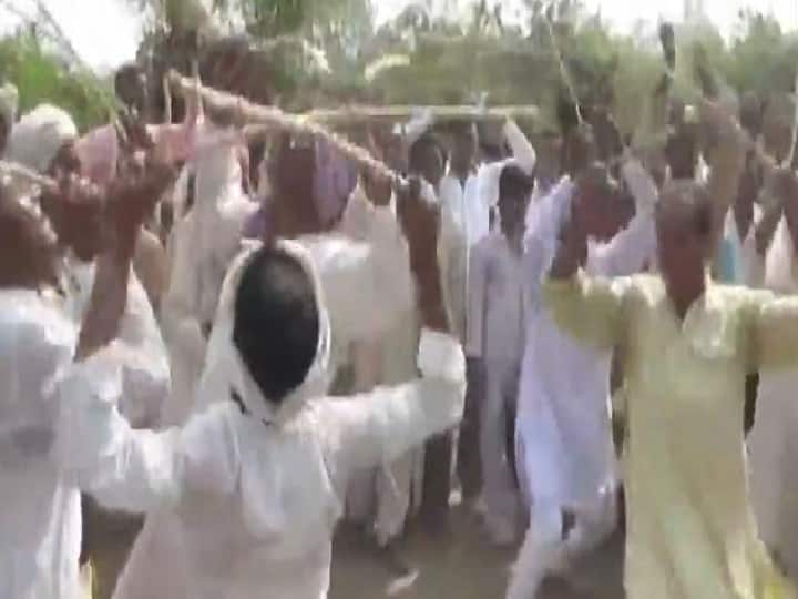 People in Jalaun participate in Bundelkhand's traditional 'Latth Maar Diwali' दिवाली के मौके पर जालौन में लोगों ने किया दिवारी नृत्य, VIDEO में देखे- ढोल की थाप पर लाठियों का अचूक वार