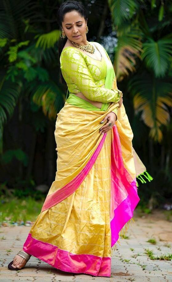 అనసూయ అందాల వల.. రంగమత్త చీర కడితే.. ఆ స్టైలే వేరు! - Image Credit: Anasuya Bhardwaj/Instagram