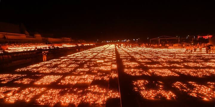 সেই থেকেই অধুনা উত্তরপ্রদেশের অযোধ্যাতে ধুমধাম করে দীপাবলি পালন করা হয়।