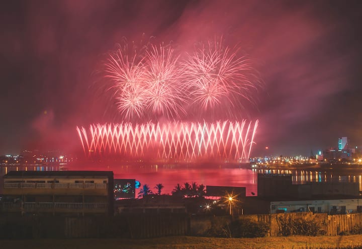 কিন্তু উৎসবের আনন্দই বিপদ ডেকে আনতে পারে। অনেকে অসতর্কতাবশত বিপদ ডেকে এনেছেন অতীতে।