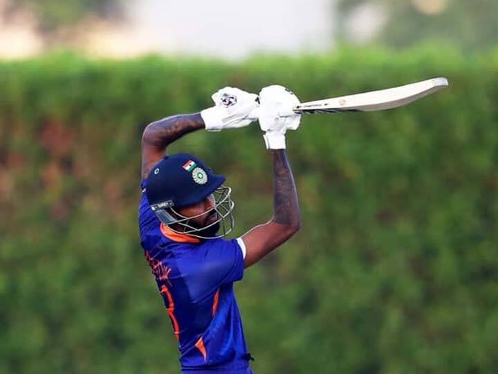 हार्दिक पांड्या ने अफगानिस्तान के खिलाफ महज 13 गेंदों में चार चौके और दो छक्कों की मदद से नाबाद 35 रनों की तूफानी पारी खेली थी. आखिरी ओवर में आकर उन्होंने टीम के स्कोर को 200 पार पहुंचाया था. स्कॉटलैंड के खिलाफ अगर हार्दिक पांड्या का बल्ला चला, तो मैच एकतरफा हो जाएगा.