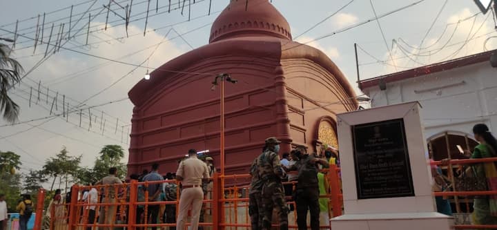 শারদোত্সবের পর ফের উত্সবের আমেজ। আজ কালীপুজো। শুভ শক্তির হাতে অশুভ শক্তির পরাজয়৷ মঙ্গলারতি দিয়ে শ্যামার আরাধনা শুরু হয়েছে বিভিন্ন মন্দিরে। (ছবি ও তথ্য প্রসেনজিৎ সাহা))