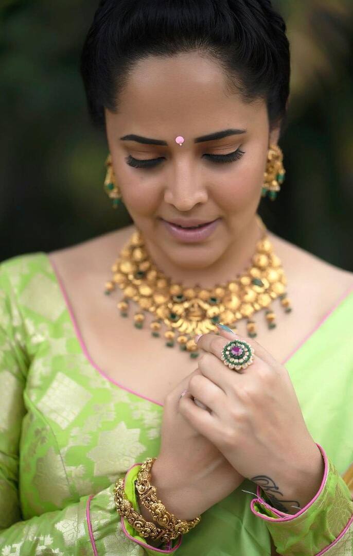 అనసూయ అందాల వల.. రంగమత్త చీర కడితే.. ఆ స్టైలే వేరు! - Image Credit: Anasuya Bhardwaj/Instagram