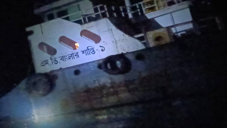 South 24 Parganas: Bangladeshi barge sank in the Hooghly River South 24 Parganas: চড়ায় ধাক্কা লেগে মাঝ নদীতে বার্জ ডুবি, উদ্ধার ১৩ নাবিক