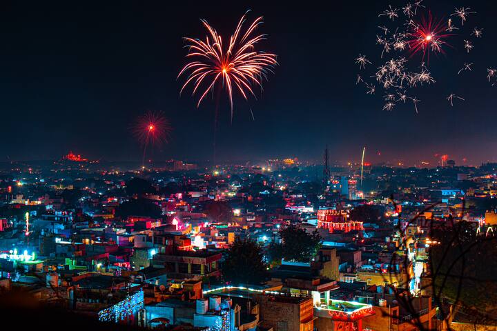 খোলা আকাশের নিচে বা বাড়ির ছাদে বাজি ফাটান।