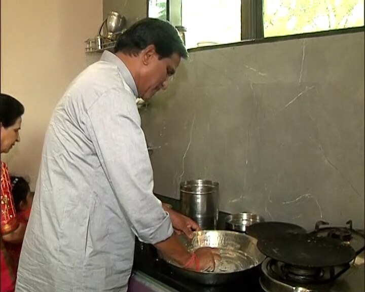Raosaheb Danve : 'दाजी'ज किचन; रावसाहेब दानवेंनी चॅलेंज स्वीकारलं अन् थापली चंद्रासारखी गोल भाकरी