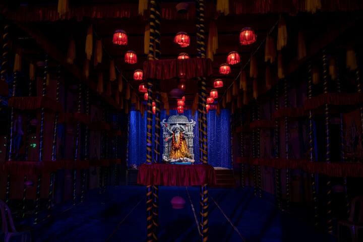 ভাবনার সঙ্গে সামঞ্জস্য রেখেই তৈরি হয়েছে এ বারের মণ্ডপ।