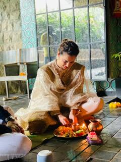 Kangana Ranaut Photos: Diwali के मौके पर Kangana Ranaut ने कुछ इस तरह फूलों और लाइटों से सजाया ऑफिस, देखें तस्वीरें