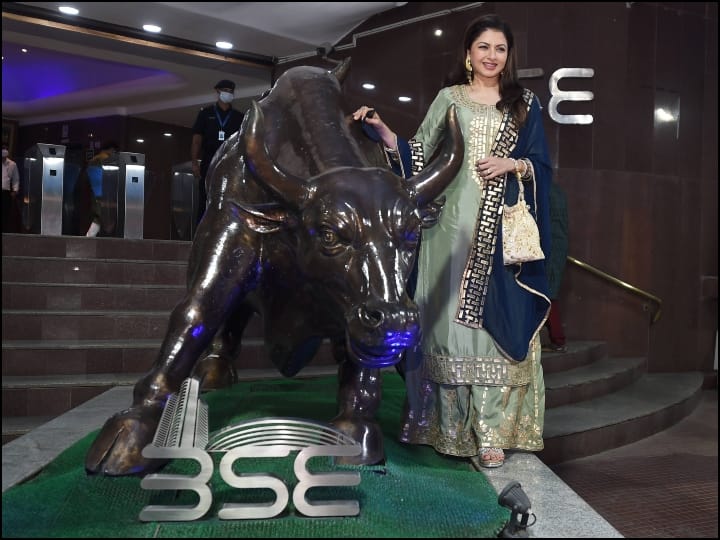 फिल्म अभिनेत्री भाग्यश्री बॉम्बे स्टॉक एक्सचेंज के बुल का साथ तस्वीर खिंचवाती हुईं. भाग्यश्री गुरुवार को बीएसई में आयोजित लक्ष्मी पूजन में शामिल हुईं. (तस्वीर: ट्विटर)