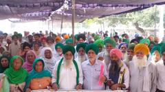 ਬੰਦੀ-ਛੋੜ ਦਿਵਸ : ਮੋਮਬੱਤੀ ਬਾਲ ਕੇ ਅਤੇ ਦੋ ਮਿੰਟ ਦਾ ਮੌਨ ਧਾਰ ਕੇ ਕਿਸਾਨ ਅੰਦੋਲਨ ਦੇ ਸ਼ਹੀਦਾਂ ਨੂੰ ਸ਼ਰਧਾਂਜਲੀ ਭੇਟ