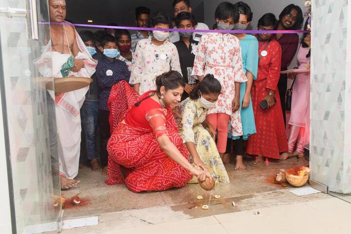 పనితీరులో తనదైన మార్క్ తో ముందుకు వెళ్తారు.