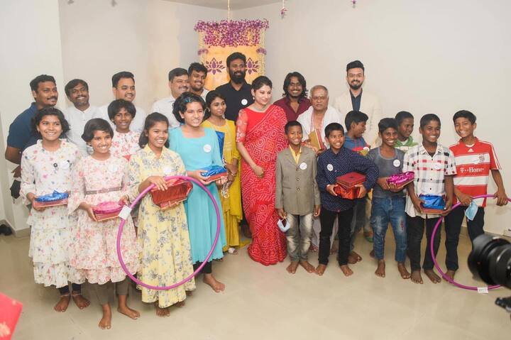 కరీంనగర్ కలెక్టర్ గా ఎన్నో సేవలు అందించారు. ఆ తర్వాత మెదక్ జిల్లా కలెక్టర్ గా పని చేశారు.