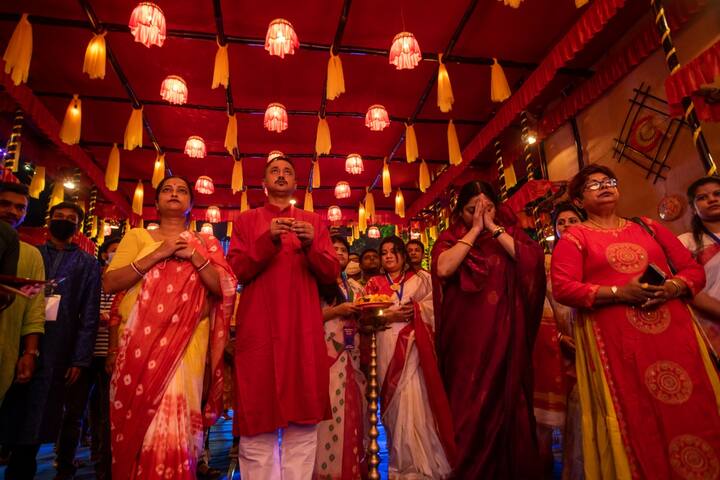 এছাড়া সাঁওতালদের হাতে বানানো চিত্রপট ও পুতুলের ব্যবহার রয়েছে মণ্ডপসজ্জায়। হাঁড়ি, ঝুড়িও ব্যবহৃত হয়েছে।