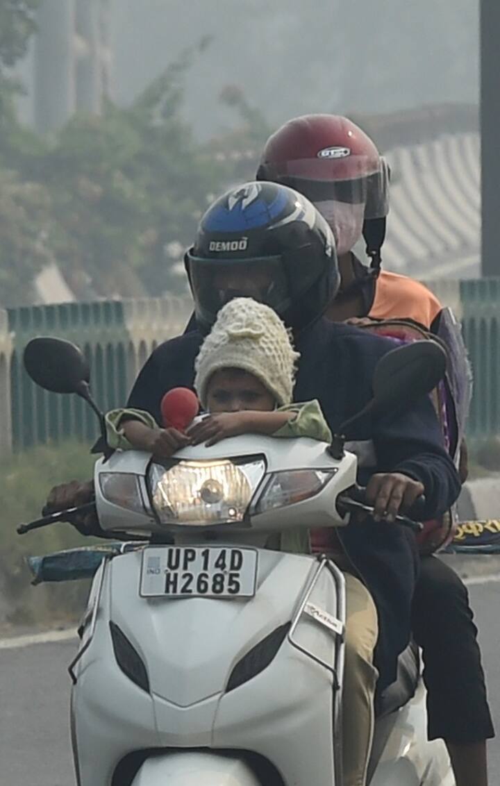 मौसम विभाग ने जानकारी दी है कि अगले दो से तीन दिनों में हवा का रुख बदल सकता है. इसके साथ ही तापमान में गिरावट दर्ज की जा सकती है. (तस्वीरें: PTI)