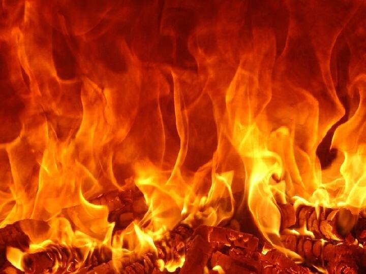 four people of same family died due to fire in bhadohi uttar pradesh  Bhadohi Fire: आग लगने से एक ही परिवार के 4 सदस्यों की झुलस कर मौत, इलाके में पसरा मातम