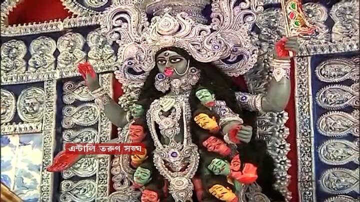 'অন্ধকারের উৎস হতে উৎসারিত আলো, সেই তো তোমার আলো। সকল দ্বন্দ্ব-বিরোধ-মাঝে জাগ্রত যে ভালো, সেই তো তোমার ভালো।' রবীন্দ্রনাথের গানেই শুভেচ্ছা জানাতে পারেন দীপাবলি উৎসবের।