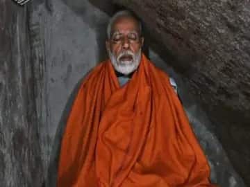 সোমনাথ, ওমকারেশ্বর, মল্লিকার্জুন, ভীমাশঙ্কর, বিশ্বনাথ, মহাকালেশ্বর মন্দিরে পুজো দেবেন মোদি। ফাইল চিত্র।