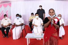 பாசிமணி கொடுத்த நரிக்குறவர்கள்.. செல்ஃபி எடுத்து மகிழ்ந்த முதல்வர்... புகைப்படங்கள்