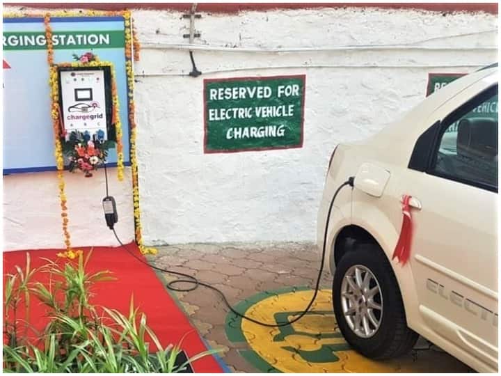 Delhi Government install 100 news Electric Vehicle Charging Station 71 near metro Delhi News: दिल्ली में जून तक लगेंगे सौ नए इलेक्ट्रिक वाहनों के चार्जिंग स्टेशन, 71 मेट्रो स्टेशनों पर होगी सुविधा
