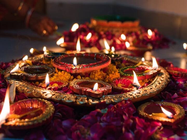 Diwali 2021 Tips to celebrate first diwali after marriage First Diwali After Marriage: शादी के बाद है पहली दिवाली, इस तरह त्योहार को बनाएं बेहद खास