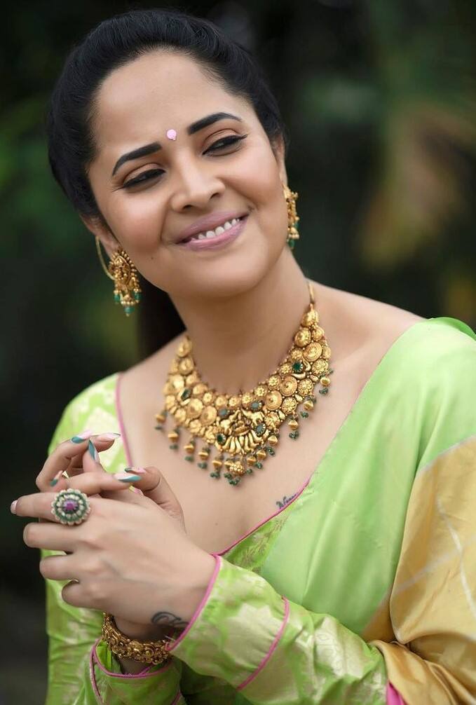 అనసూయ అందాల వల.. రంగమత్త చీర కడితే.. ఆ స్టైలే వేరు! - Image Credit: Anasuya Bhardwaj/Instagram