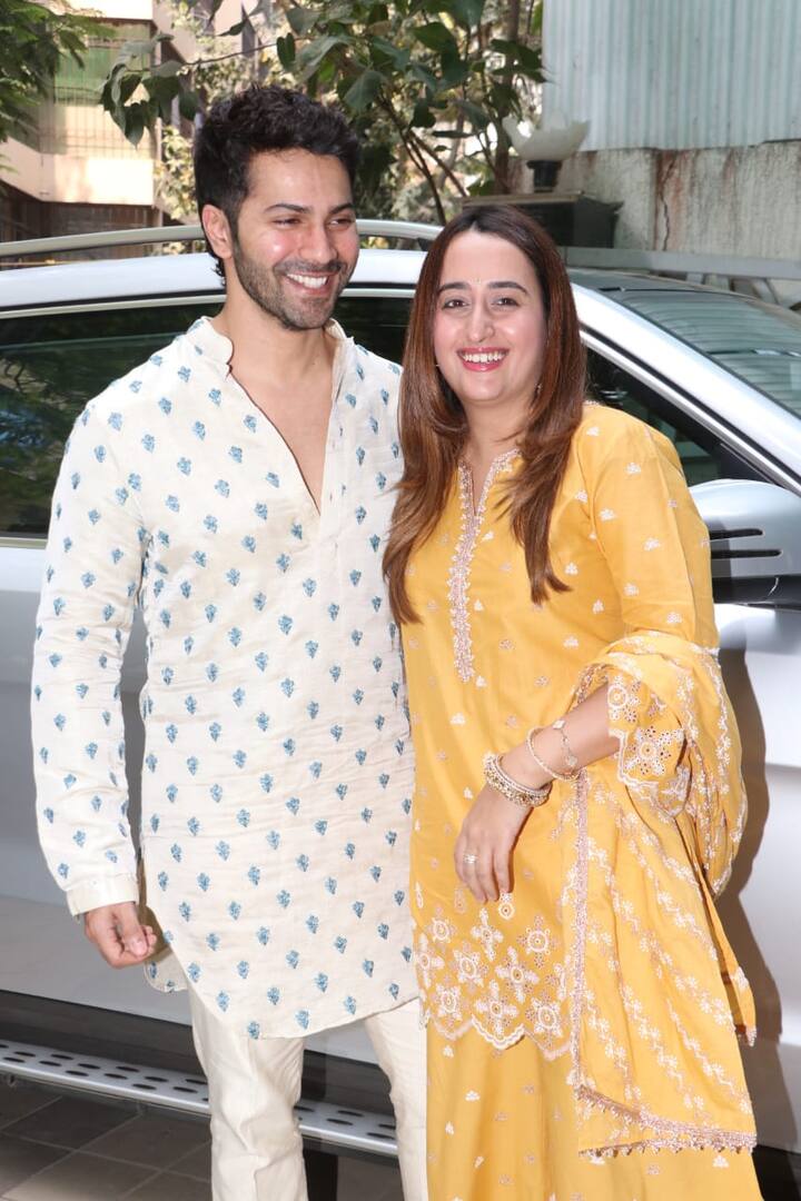 वरुण धवन पत्नी नताशा दलाल के संग पूजा में शामिल होने के लिए पहुंचें. इस मौके पर वरुण धवन व्हाइट पर ब्लू प्रिंट का कुर्ता और पजामा पहने हुए नजर आए. वहीं नताशा दलाल येलो प्लाजो सेट में काफी खूबसूरत लग रही थीं. दोनों ने कैमरे के सामने खूब पोज भी दिए. एक बार फिर वरुण धवन और नताशा दलाल कपल गोल सेट करते दिखे.