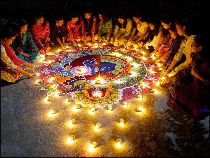 गुवाहाटी के कॉटन यूनिवर्सिटी के हॉस्टल में कुछ लड़कियों ने दीवाली के मौके पर खूबसूरत रंगोली बनाई. (तस्वीर: ट्विटर)