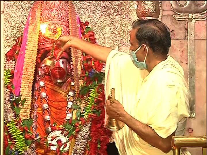 কালীপুজোর দিন ভোরে স্নানের পর দেবীর শিলাব্রহ্মময়ী মূর্তিকে রাজবেশে সাজিয়ে তোলা হয়। তারপর মঙ্গলারতি ও নিত্যপুজো৷ দুপুরে পঞ্চব্যঞ্জন সহযোগে ভোগ নিবেদন৷ ভোগে রয়েছে পোলাও, খিচুড়ি, সাদা ভাত, ৫ রকম ভাজা, পাঁচ মেশালি তরকারি, মাছ, চাটনি, পায়েস এবং মিষ্টি।