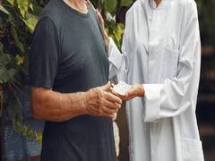 Son unites with His Mother: गरीबी के चलते मां से 40 साल अलग रहा बेटा, सालों बाद इस तरह हुआ दोनों का मिलन!