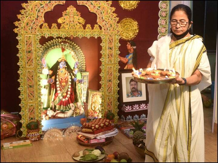 पश्चिम बंगाल की मुख्यमंत्री ममता बनर्जी ने कोलकाता में दिवाली के मौके पर अपने घर में काली की पूजा की. (तस्वीर: ट्विटर)