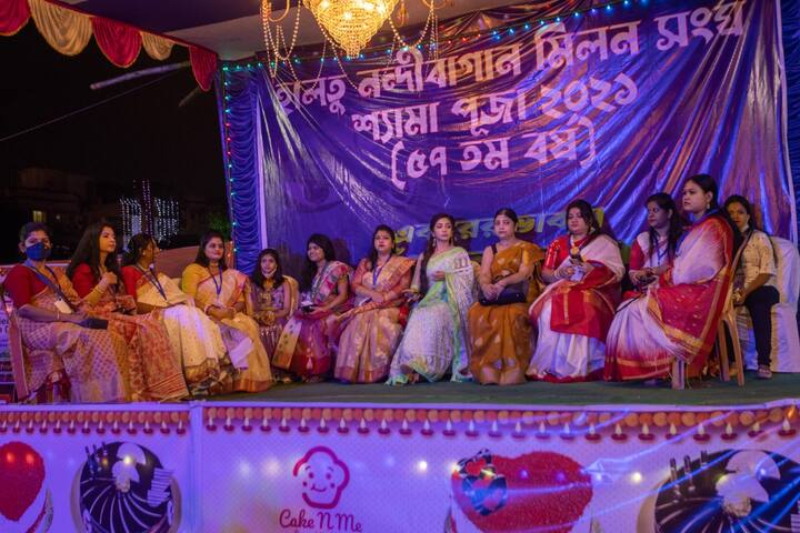 হালতু নন্দীবাগান মিলন সঙ্ঘের ৫৭তম শ্যামা পুজোয় এ বারের ভাবনা 'সাঁওতাল পরগনা'।