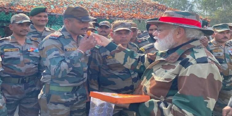 Diwali 2021: PM Modi in Nowhsera, lauds soldiers celebrates diwali Know in details PM Modi in Diwali: 'আপনাদের জন্য দেশ নিশ্চিন্তে ঘুমোতে পারে', দিওয়ালিতে সেনাদের মিষ্টি খাওয়ালেন মোদি