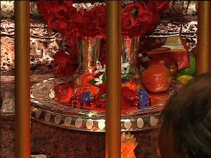 তারাপীঠ নিয়ে নানা কথাই প্রচলিত। যেমন বলা হয়, সমুদ্রমন্থনে ওঠা বিষপান করে নীলকণ্ঠ হন মহাদেব৷ তাঁকে বাঁচাতে সন্তান রূপে স্তন পান করান দেবী৷ সেই রূপেই তারাপীঠের অধিষ্ঠাত্রী দেবী পূজিতা হন। পাশাপাশি, এখানেই তপস্যা করে সিদ্ধিলাভ করেন তারামায়ের ভক্ত বামাক্ষ্যাপা। ফলে এটি সিদ্ধ পীঠ হিসেবেও পরিচিত।