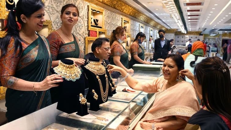 Gold price today hike on 3 december 2021 sone ka aaj ka rate check here 10 gram gold price Gold Price Today: आज महंगा हो गया सोना-चांदी, खरीदारी से पहले चेक कर लें Gold Latest Price