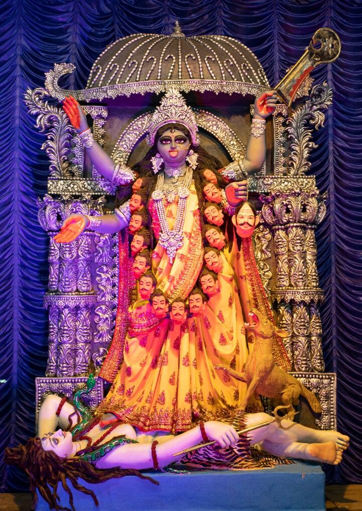 একঝলক মণ্ডপ দেখেই মনে হবে ঠিক যেন সাঁওতালদের ঘরেই হচ্ছে আরাধনা। প্রতিমাসজ্জায় ব্যবহৃত সব কিছুই মাটির তৈরি।