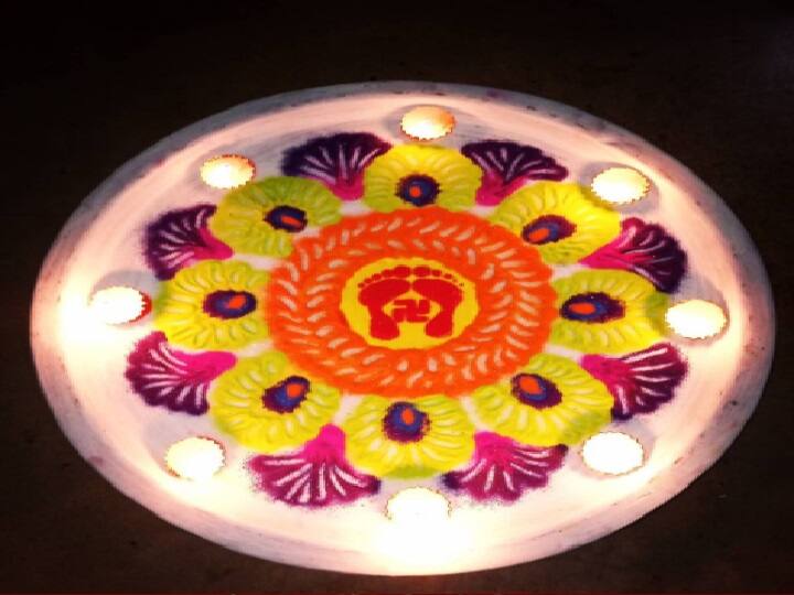 दिवाली के दिन घर के मंदिर और मुख्य द्वारा पर रंगोली बेहद शुभ मानी जाती है. रंगोली बनाने से भगवान प्रसन्न होते हैं और विशेष कृपा बरसाते हैं.  (फोटो- सोशल मीडिया)
