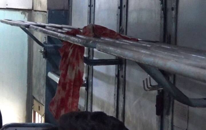 Navsari : A collegian girl suicide in train caught at Valsad Valsad : ટ્રેનમાં જ યુવતીએ ગળે ફાંસો ખાઈને આપઘાત કરી લેતાં મચી ગઈ ચકચાર