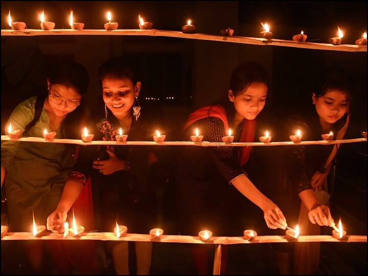 दिवाली के मौके पर ये खूबसूरत तस्वीर सामने आई है. गुवाहाटी में कुछ महिलाएं मिट्टी के दीए जलाती हुईं. सभी के चहरे पर त्योहार की खुशी साफ झलक रही है. (तस्वीर: ट्विटर)