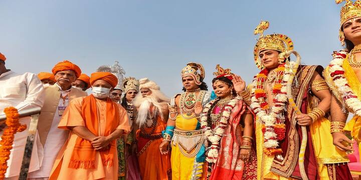 সরযূর তীরে আলো-শব্দের মাধ্যমে ফুটিয়ে তোলা হয় রামায়ণের কাহিনি। হাজির ছিলেন স্বয়ং যোগী আদিত্যনাথ।