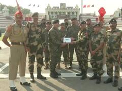 Diwali 2021: बॉर्डर पर दिखी 'मिठास', दिवाली पर बीएसएफ और पाकिस्तानी रेंजर्स ने एक-दूसरे को दीं मिठाइयां