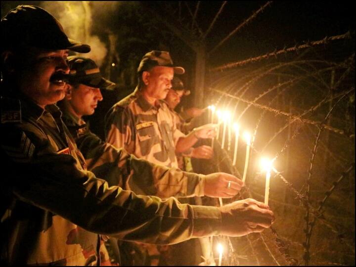 दक्षिण दिनाजपुर में बलुरघाट के पास भारत बांग्लादेश बॉऱ्र पर जवानों ने दिवाली मनाई. इस मौके पर बीएसएफ के जवानों ने दोनों देशों की सीमा पर दीए जलाए. (तस्वीर: ट्विटर)