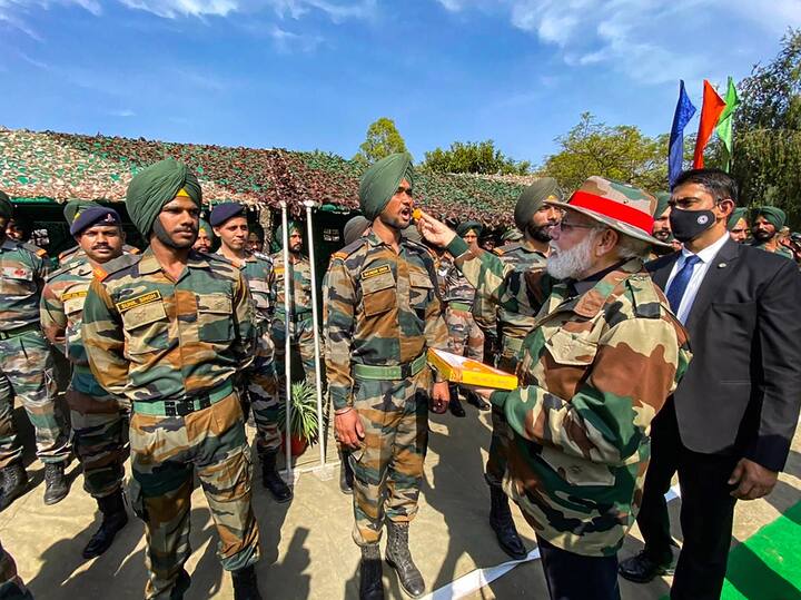 এদিন প্রথমে নিহত সেনাদের প্রতি শ্রদ্ধাজ্ঞাপন করেন নরেন্দ্র মোদি।
