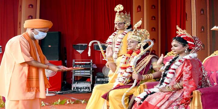 কাহিনি অনুসারে, লঙ্কারাজ রাবণ-বধ করে, ১৪ বছর বনবাস শেষ করে, দীপাবলির দিনই ঘরে ফেরেন সস্ত্রীক রামচন্দ্র।