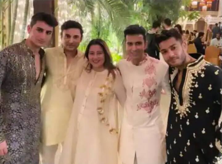 ਹੁਣ ਫਿਲਮ ਨਿਰਮਾਤਾ ਏਕਤਾ ਕਪੂਰ ਨੂੰ ਲੈ ਲਓ। ਛੋਟੀ ਦੀਵਾਲੀ ਦੇ ਮੌਕੇ 'ਤੇ ਏਕਤਾ ਕਪੂਰ ਨੇ ਆਪਣੇ ਘਰ ਦੀਵਾਲੀ ਪਾਰਟੀ ਰੱਖੀ, ਜਿਸ 'ਚ ਬਾਲੀਵੁੱਡ ਅਤੇ ਟੀਵੀ ਇੰਡਸਟਰੀ ਦੇ ਕਈ ਸਿਤਾਰੇ ਆਪਣੇ ਪੁਰਾਣੇ ਸਟਾਈਲਿਸ਼ ਦੀਵਾਲੀ ਲੁੱਕ 'ਚ ਨਜ਼ਰ ਆਏ।