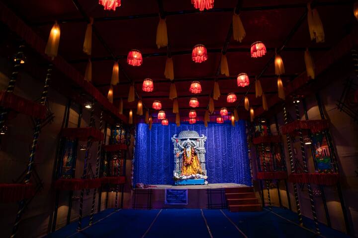 মণ্ডপসজ্জায় ব্যবহার করা হয়েছে বাঁশ, হাঁড়ি, চটা।