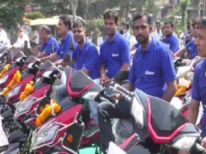 This Surat Company Gifted Electric Scooters As Diwali Bonus To 35 Employees தீபாவளி போனஸாக எலெக்ட்ரிக் ஸ்கூட்டர்.. மாஸ் காட்டிய நிறுவனம்! இன்ப அதிர்ச்சியில் ஊழியர்கள்!