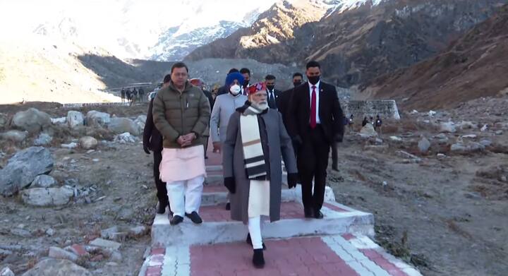 पीएम मोदी ने कहा, बरसों पहले जो नुकसान यहां हुआ था, वो अकल्पनीय था. जो लोग यहां आते थे, वो सोचते थे कि क्या ये हमारा केदार धाम फिर से उठ खड़ा होगा? लेकिन मेरे भीतर की आवाज कह रही थी की ये पहले से अधिक आन-बान-शान के साथ खड़ा होगा. यहां आकर कण-कण से जुड़ जाता हूं.