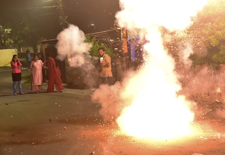 যদিও করোনা আবহে এবারের দীপাবলিতে সেভাবে আড়ম্বর ছিল না।