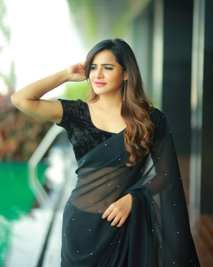 తాజాగా ఆమె బ్లాక్ కలర్ శారీ కట్టుకొని ఓ ఫోటో షూట్ లో పాల్గొంది. (Image credit: Instagram)